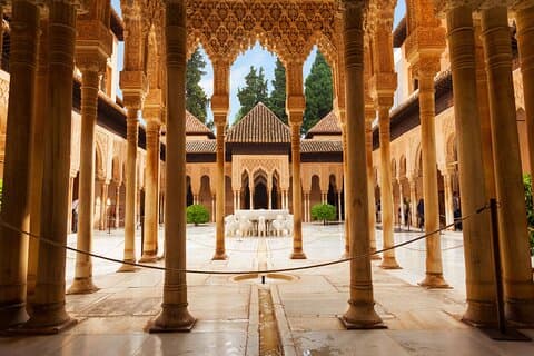 Alhambra Guided Tour with Generalife Gardens