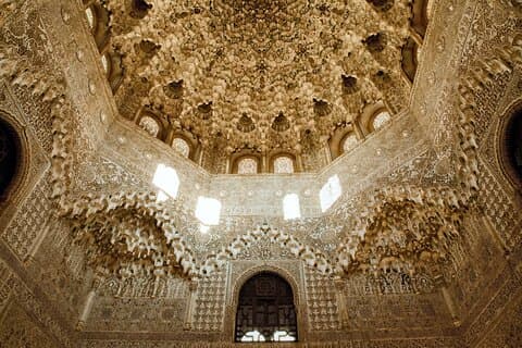 Granada: Alhambra & Nasrid Palaces Guided Tour in Small Groups