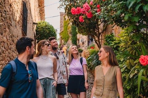 Private Dali Museum, Besalu & Girona Tour from Barcelona