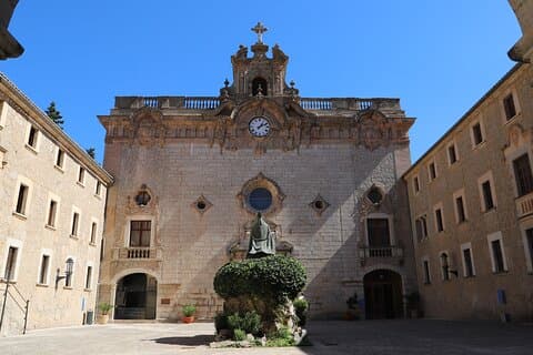 Historic Tour in Pollensa Market and Lluc Monastery