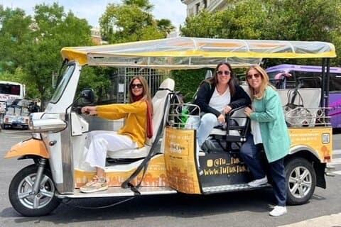 Panoramic tour in yellow tuks