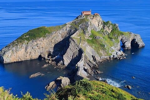 Private Tour Gaztelugatxe, Gernika, and Flysch w/ Lunch