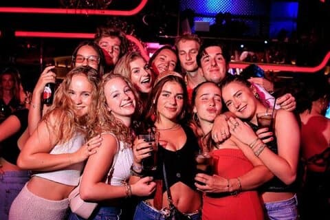 3 Bars Pub Crawl + VIP Club Entrance & 3 Free Shots