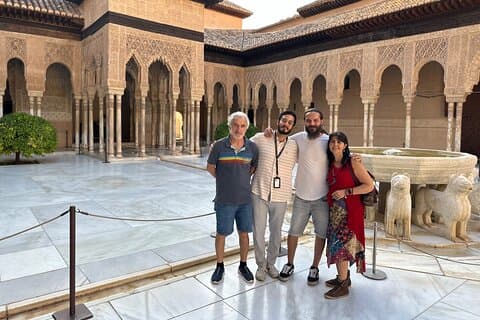 Alhambra with Nazaries Palaces with Private Guide in History Art