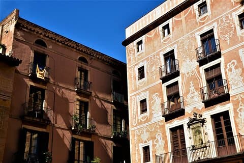 The Secrets of Barcelona's Old Town city game