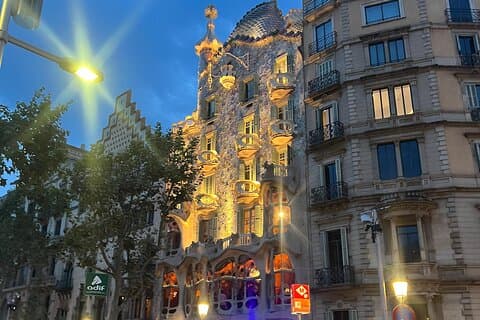 Barcelona: Guided City Tour by Local Transport - Metro, Bus, Tram