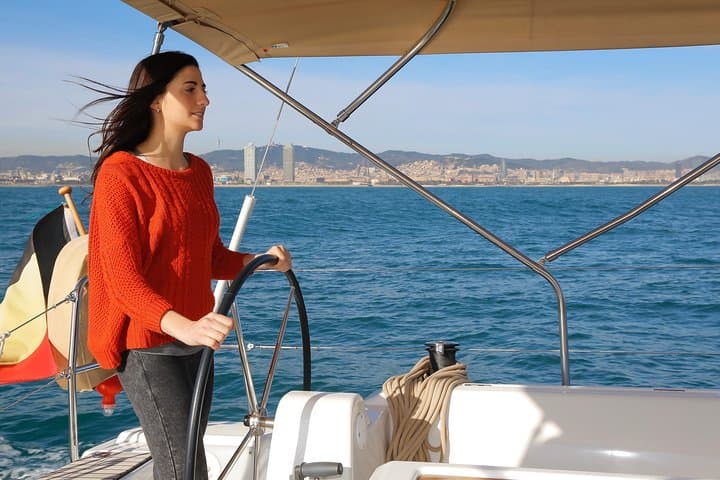 Barcelona Sailing: Light Snacks & Open Bar with Private Option