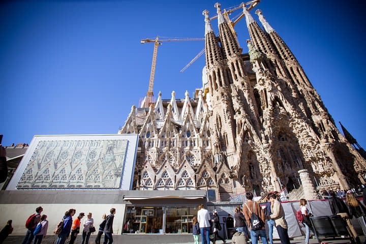 Gaudì Private Tour with Sagrada Familia and Casa Batllò