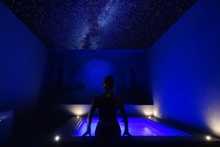 Floating sessions under the stars in private spas