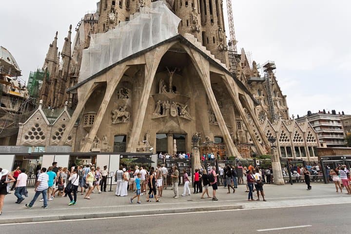 Sagrada Familia Guided Tour with Towers Access
