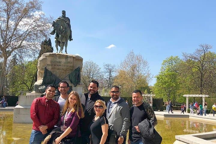 Madrid: El Retiro Park Guided Tour and Tapas