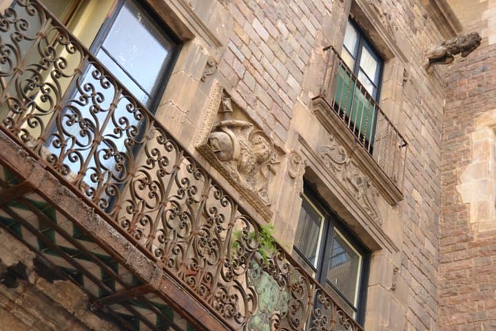 The Secrets of Barcelona's Old Town city game