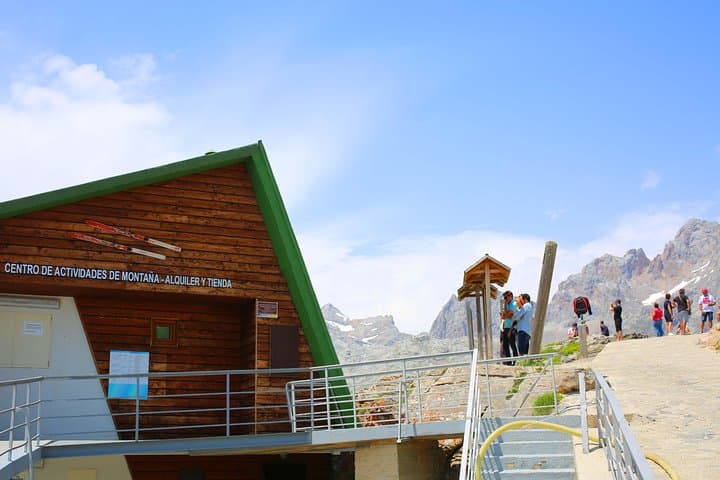 Full Day Private 4WD Tour from Bilbao to Picos de Europa. Fine meals.