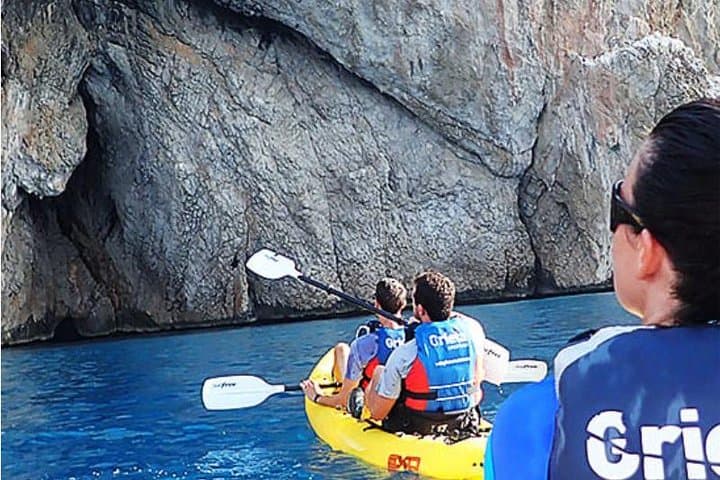 Kayak excursion in Altea to Cova dels Coloms Platja Mascarat