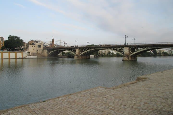 Private tour Royal Palace+Cathedral+Walk along the river