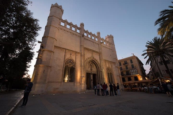 Private walking tour in Palma de Mallorca with local guides.