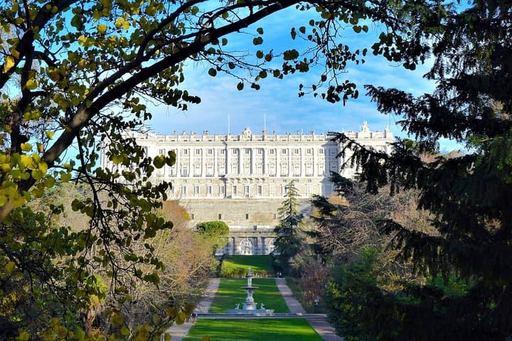 Self-guided city game in Madrid: grand and majestic secrets