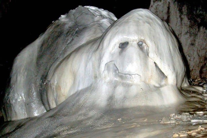 Cave of Valbecausero from León