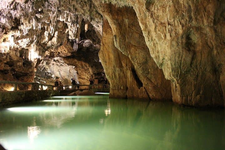 Cave of Valbecausero from León