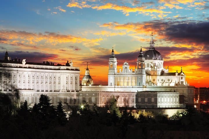 Madrid Private Night Walking Custom Tour with Tapa and a Drink