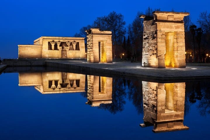 Madrid Private Night Walking Custom Tour with Tapa and a Drink