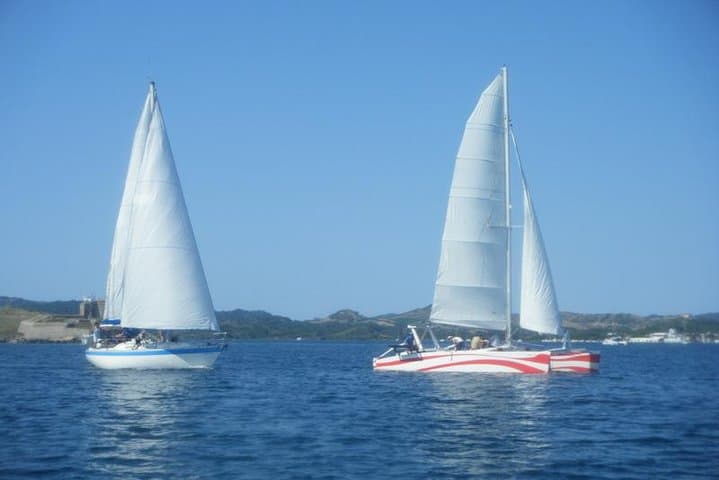 SAILING YACH WITH CAMARAN
