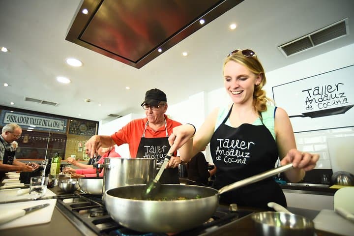 Seville: Paella & Tapas Cooking Class + Triana Market Tour