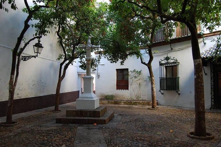 Walking tour through the old Jewish quarter of Santa Cruz.