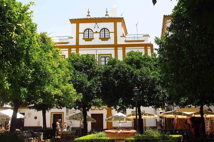Walking tour through the old Jewish quarter of Santa Cruz.