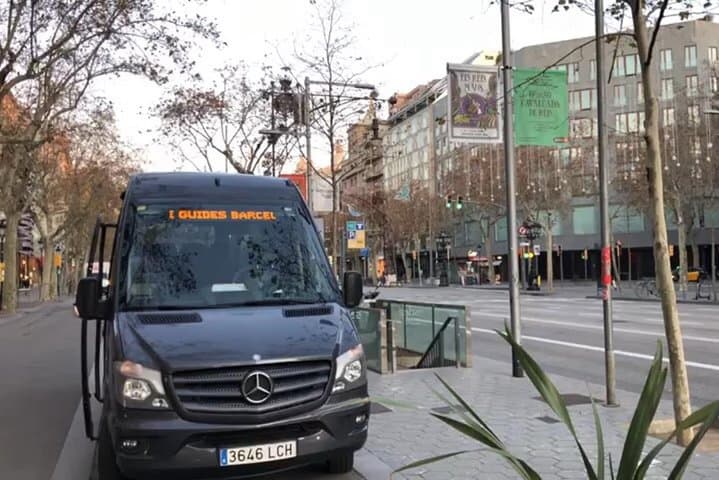 Private Transfer from Barcelona City to the Airport for a group up to 15 people