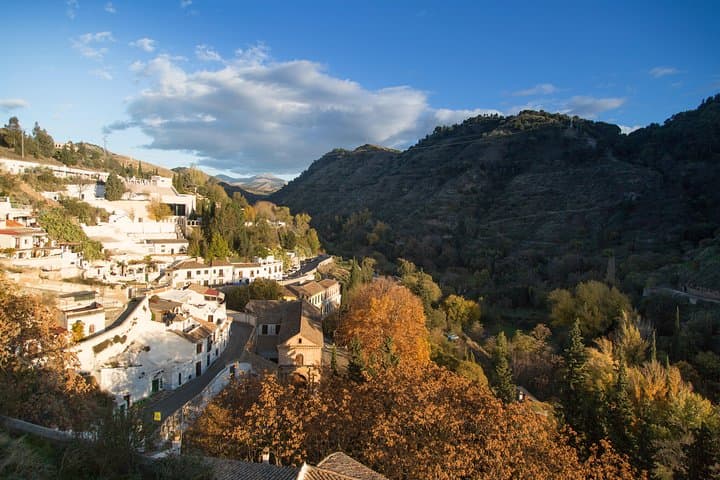 4 neighborhoods 4 cultures. Half day private tour in Granada