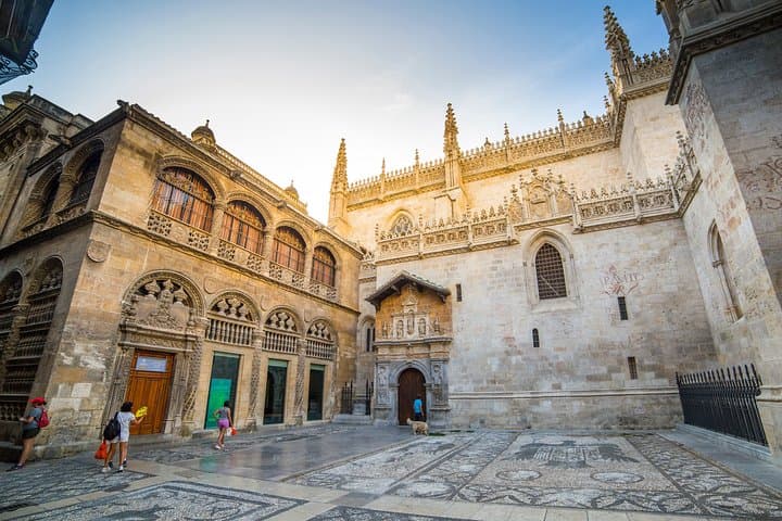 4 neighborhoods 4 cultures. Half day private tour in Granada