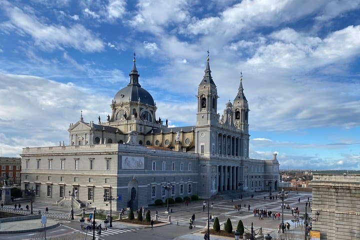 Catehttps://media-cdn.tripadvisor.com/media/attractions-splice-spp-720x480/12/97/67/75.jpgdral