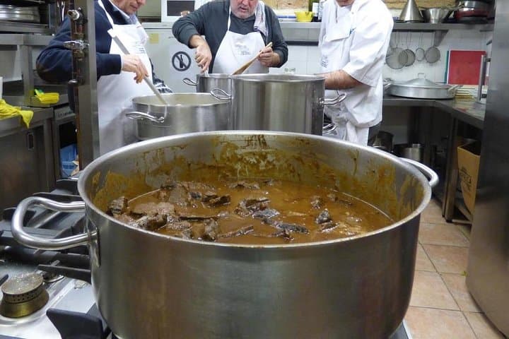 San Sebastián Private Food-Historical tour & meal at a Gastronomy Club