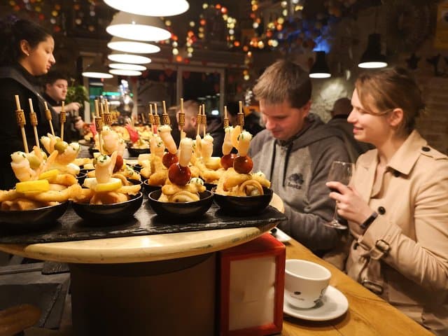 The most complete Food & Drink tasting tour of Barcelona in traditional taverns