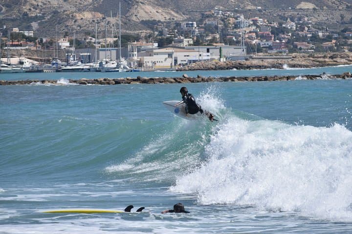 Advanced surfing course with Campello Surf Club in El Campello (Alicante)
