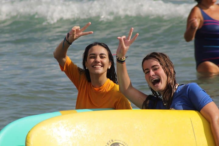 Happiness after taking our surf courses with Campello Surf Club in El Campello (Alicante)