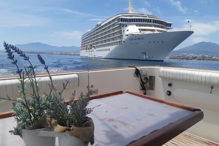 On the boat tour of Marbella, we will enjoy unbeatable landscapes and views