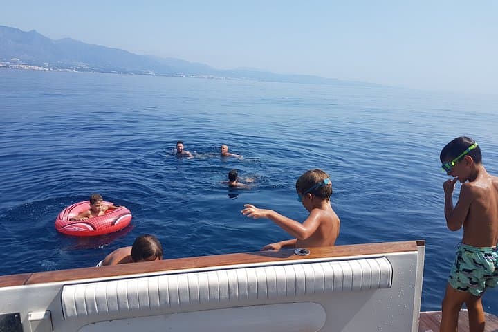 The biggest fun is bath time. During the boat tour, we will enjoy a stop for a swim.