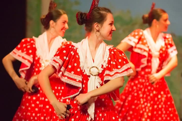 Flamenco show and night route through the Jewish quarter of Seville.