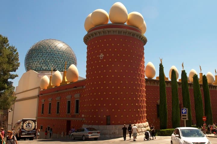 Touristic highlights of Figueres on a Private half day tour with a local
