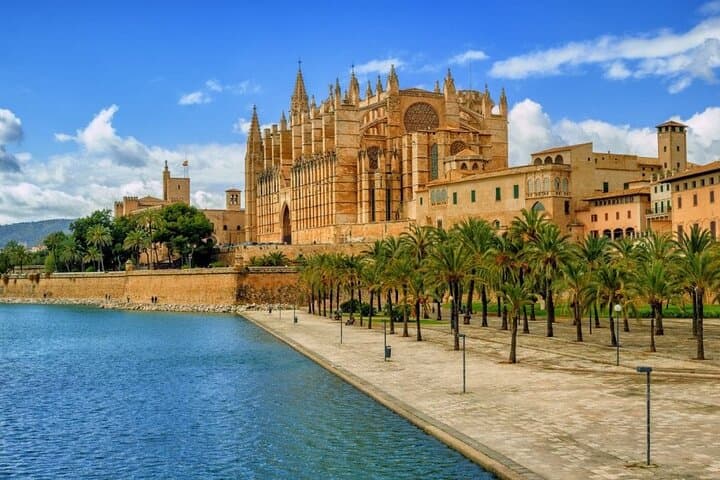 Arrival Transfer from Palma de Mallorca Airport PMI to Palma in Private Car