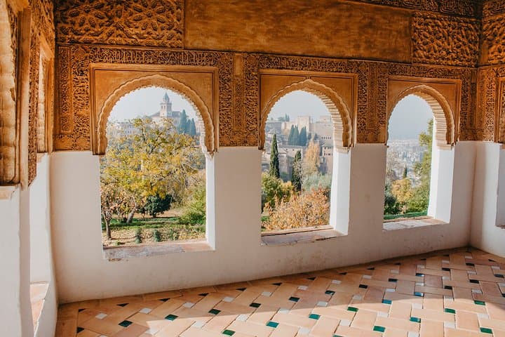 Alhambra and Generalife Skip-the-Line Ticket with Guide