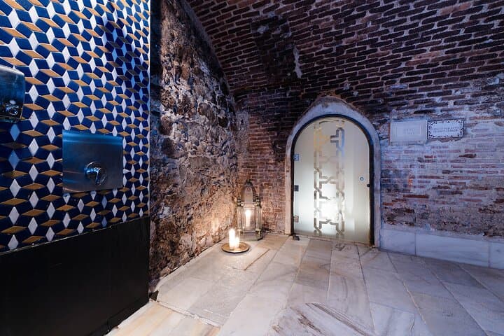 Arabian Baths and 15 min massage at Madrid's Hammam Al Ándalus