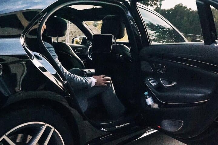 Arrival Transfer: Airport BCN to Barcelona by Business Car