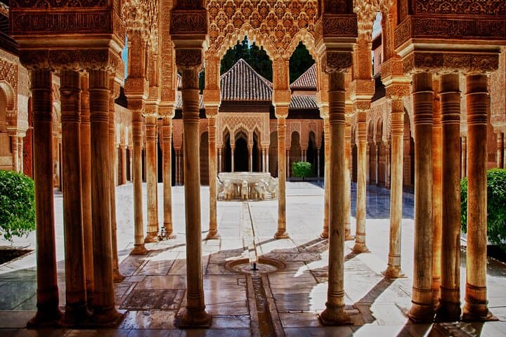 Private tour of the Alhambra with a historian-Tickets included