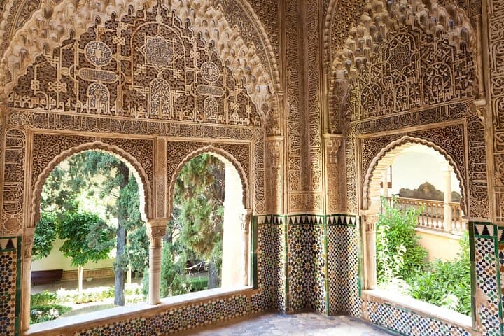 Private tour of the Alhambra with a historian-Tickets included