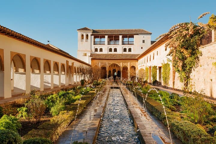 Private tour of the Alhambra with a historian-Tickets included