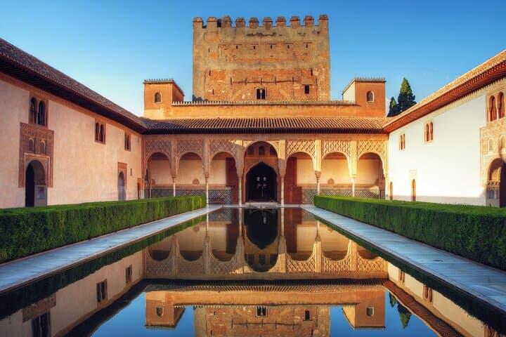 Private tour of the Alhambra with a historian-Tickets included