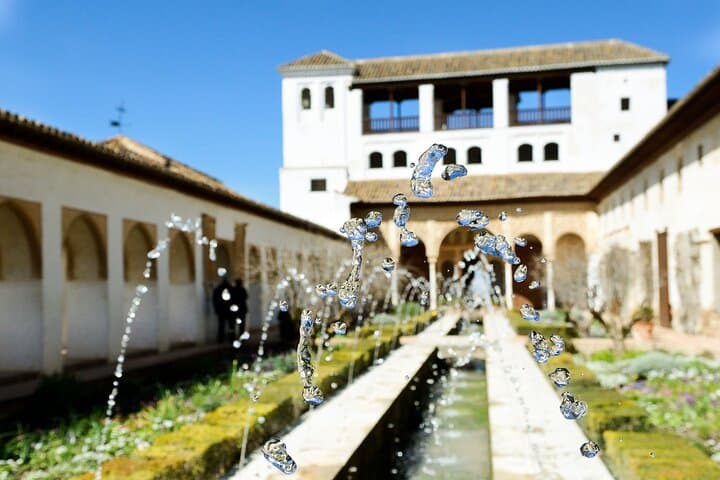 Alhambra Guided Tour with Generalife Gardens